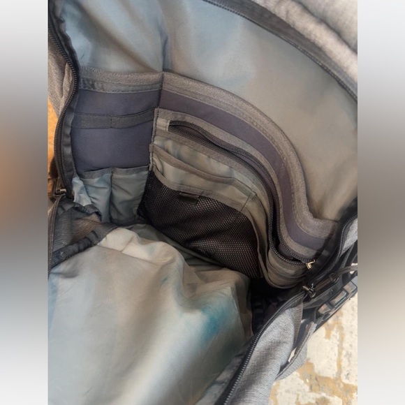 Grey and black The North Face backpack - Picture 4 of 8